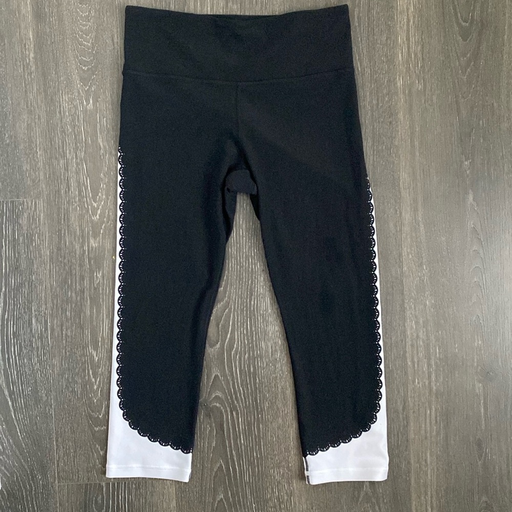 Athleta Elation Scallop Capri Leggings Women’s Medium Black White Yoga - Picture 2 of 11